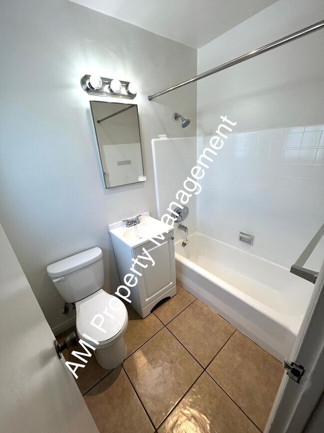 Building Photo - One Bedroom Close to Downtown!!