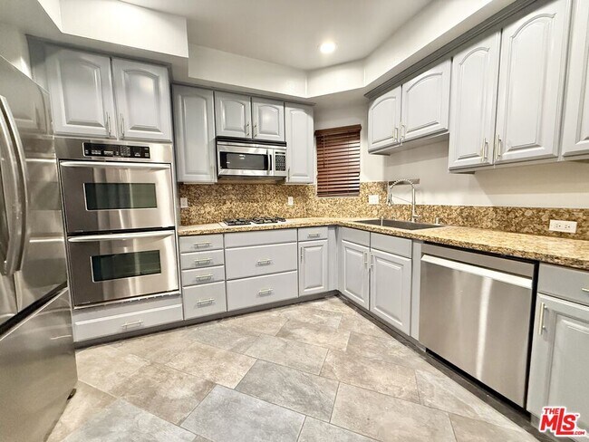 Building Photo - 1135 Rexford Dr