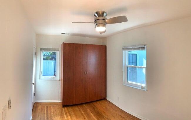 Building Photo - UPDATED 1000 sf 2 BR/1BA  Oak Center/West Oakland Cottage Minutes from Emeryville, Downtown, 80, ...