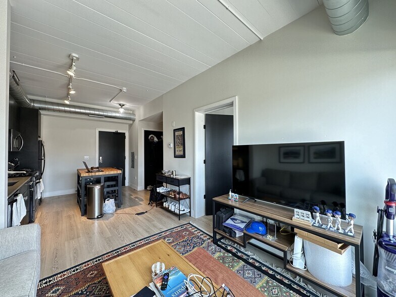 Building Photo - 941 W Belmont Ave