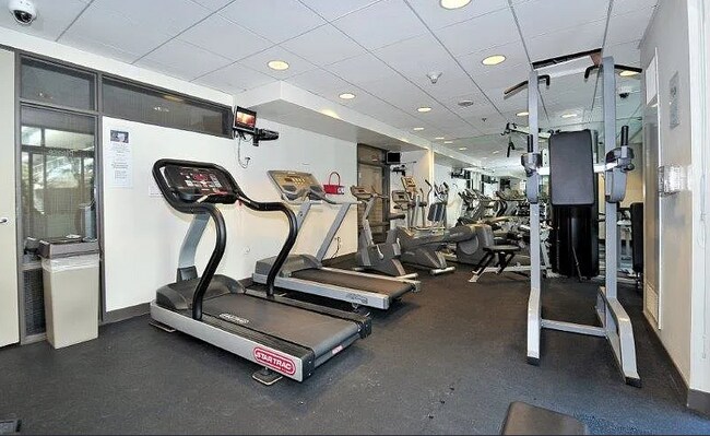 Building Photo - 425 W Beech St