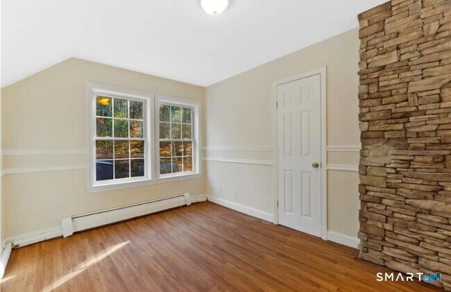 Building Photo - 204 Main St