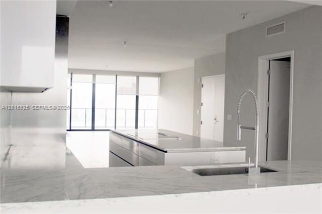 Building Photo - 5000 Island Estates Dr