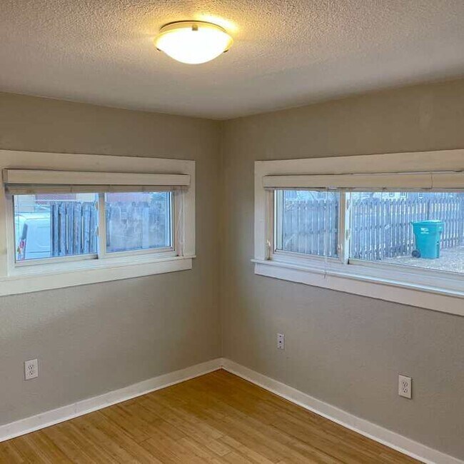 Building Photo - 3 Bed & 1 Bath House in Englewood / Available soon!