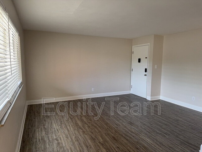 Building Photo - 204 N 10th St