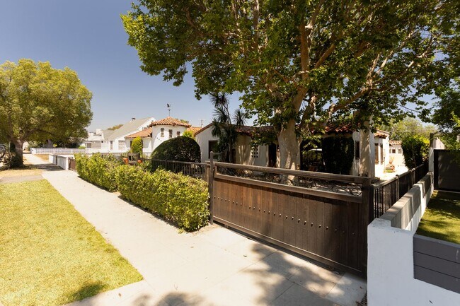 Building Photo - Beautiful 3 Bedroom Home in Prime North Hollywood Location