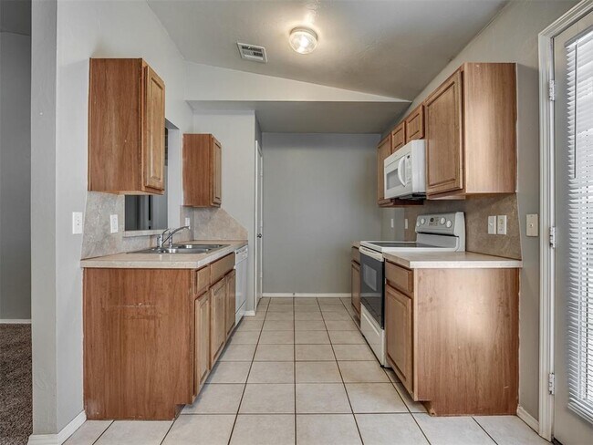 Building Photo - 9728 SW 27th St