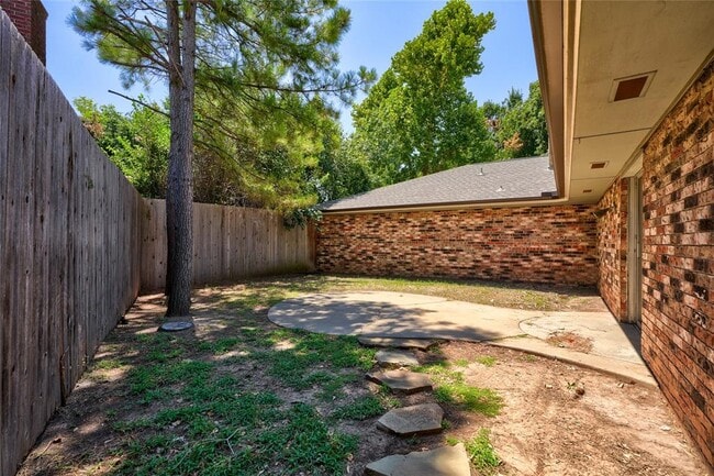 Building Photo - 6325 Glenbrook Ct