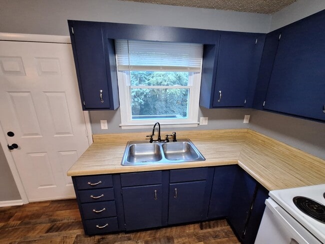 Building Photo - 323 Emerald Dr
