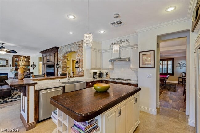 Building Photo - 724 Pinnacle Heights