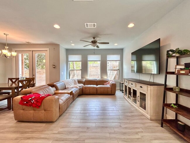 Building Photo - 930 E 54th St