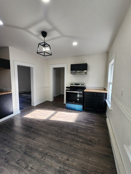 Building Photo - 135 Willow St