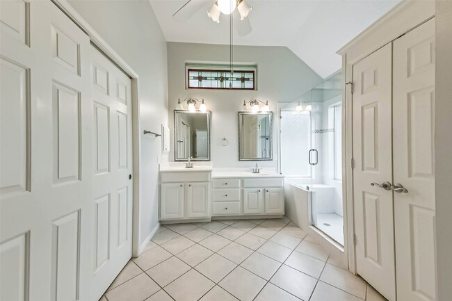 Building Photo - 14610 Farrawood Dr