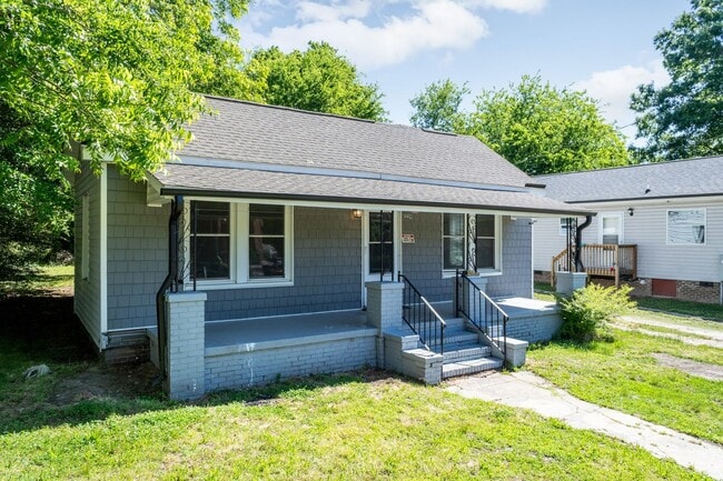 Building Photo - Recently Renovated Three bedroom Home!