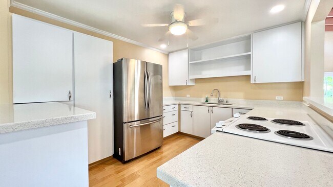 Building Photo - RARELY AVAILABLE 3 BEDROOM NEAR BEACH