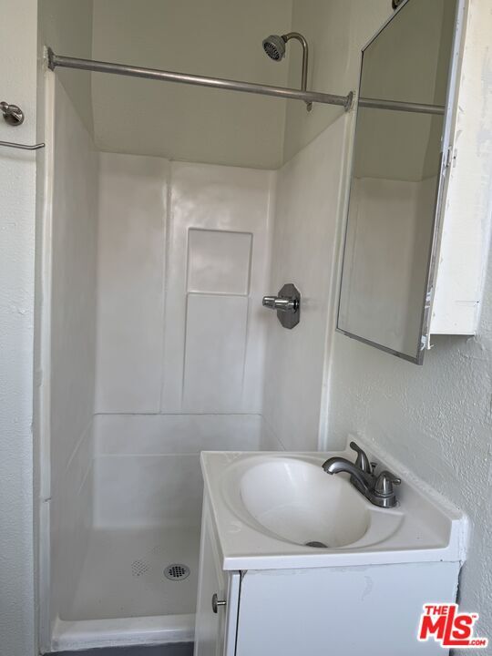 Building Photo - 920 S Hobart Blvd