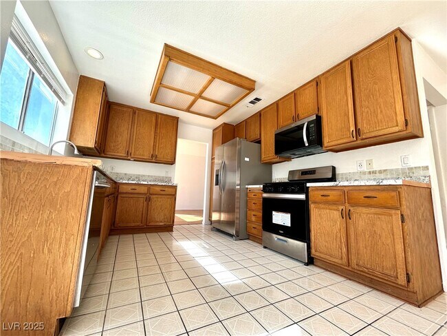 Building Photo - 425 Pemberry Cir