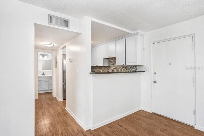 Building Photo - 2302 S Manhattan Ave
