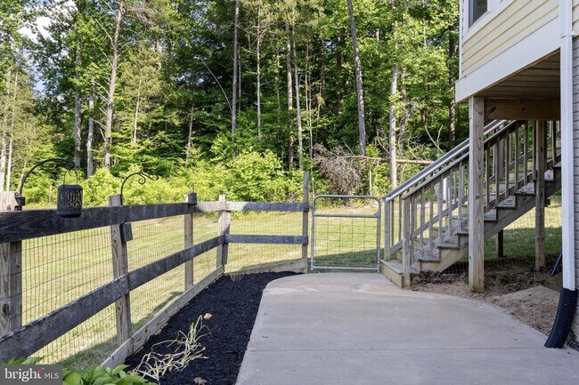 Building Photo - 120 Shady Oaks Ln
