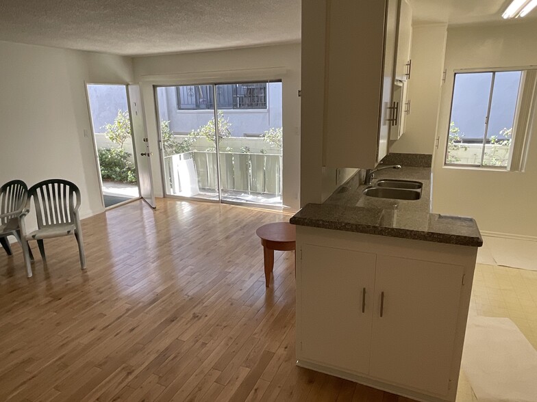 Kitchen, living room and patiio - 1459 Rexford Dr