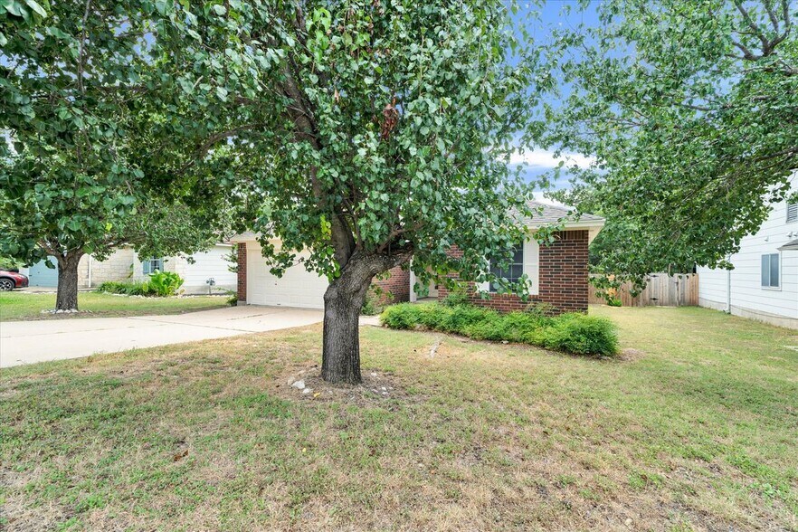 Building Photo - 1707 Primrose Ln