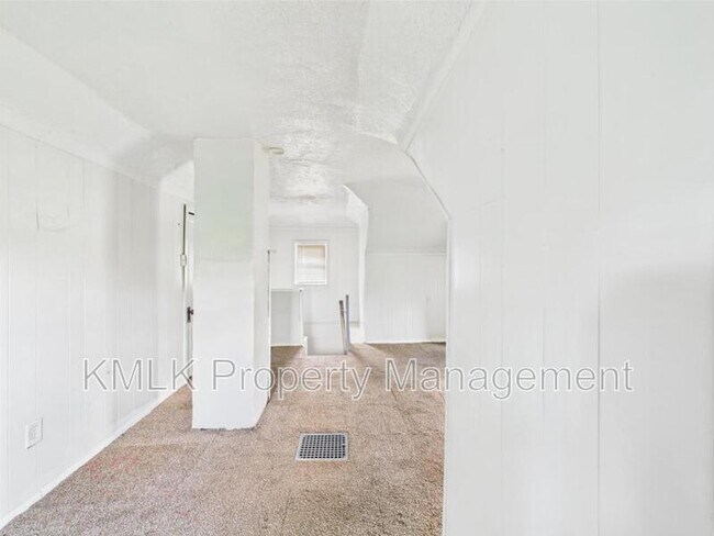 Building Photo - 448 E Voris St
