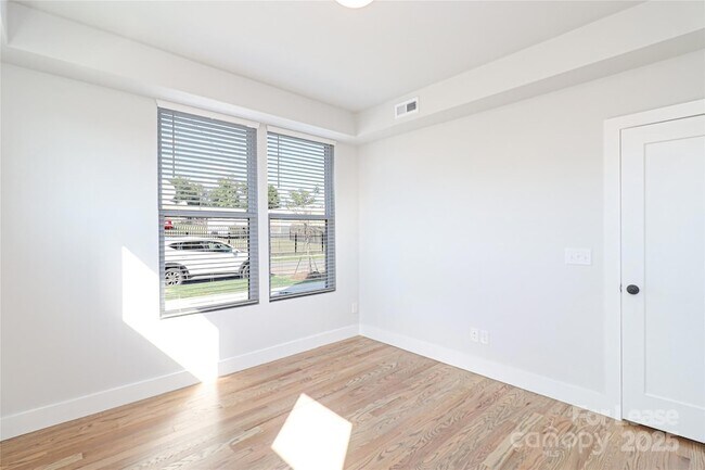 Building Photo - 2027 Isom St