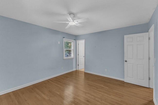 Building Photo - Cute 3/1.5 Close to RTP