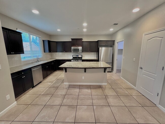 Building Photo - $2,695 Ashlan & Dewolf, 4 bedroom - Buckin...