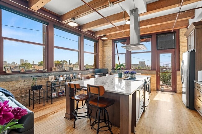 Building Photo - 215 W Maple St