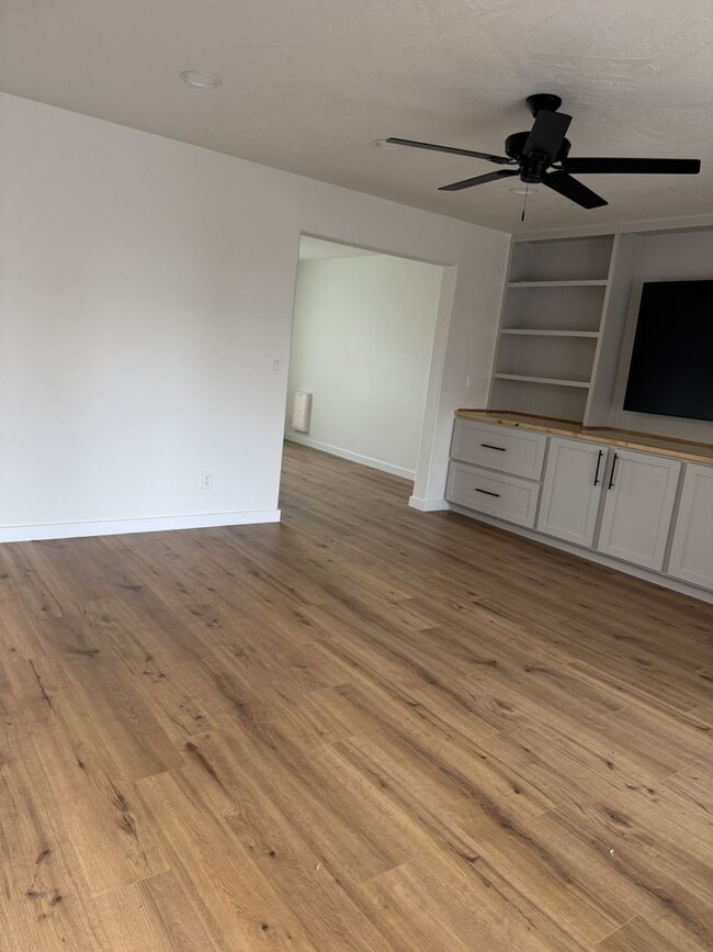 Building Photo - HARD TO FIND 4 BEDROOM