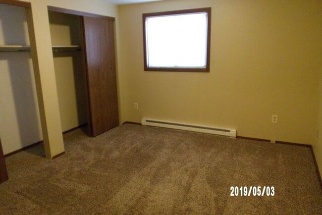 Building Photo - Water/Sewer/Trash Included - Large Two Bedroom One Bath In North Loveland! Easy Access to HWY 287!