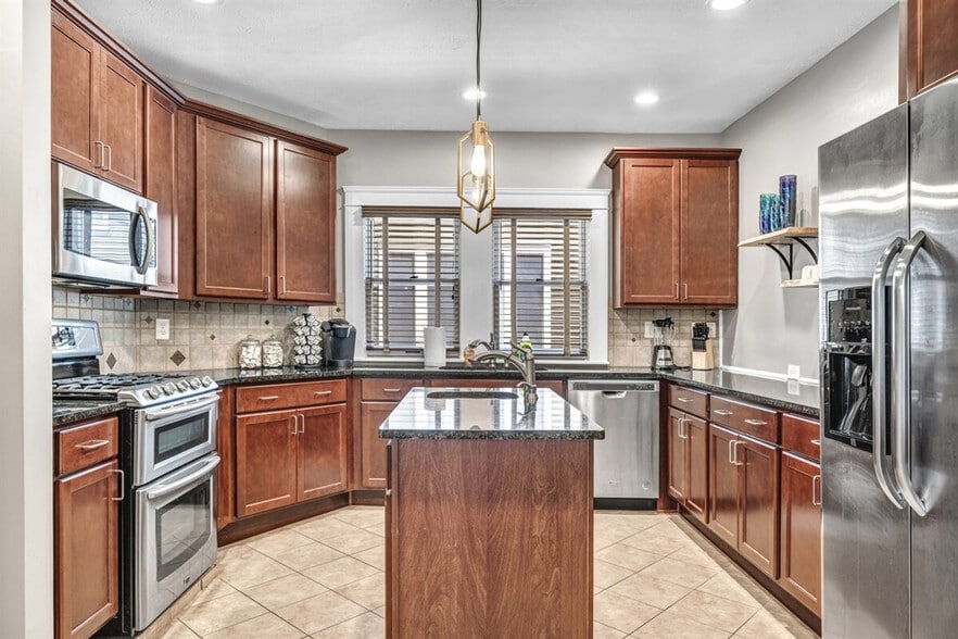 Building Photo - 1501 E 105th St