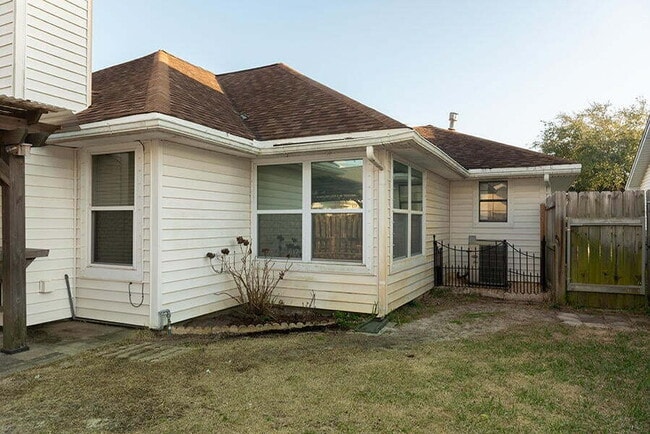 Building Photo - "Charming 3-Bedroom Retreat in Mary Esther!"