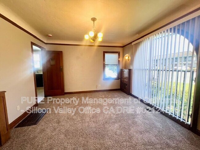 Building Photo - 717 E Lake Ave