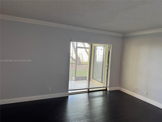 Building Photo - 185 Lakeview Dr