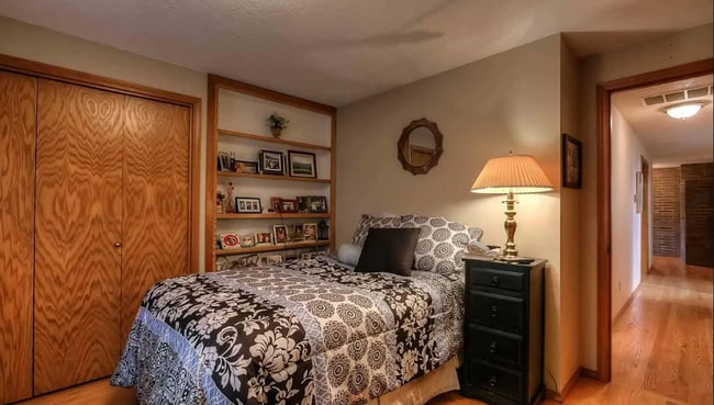 Building Photo - 4bd/3ba HUGE Home w/Hardwood Floors, Russi...