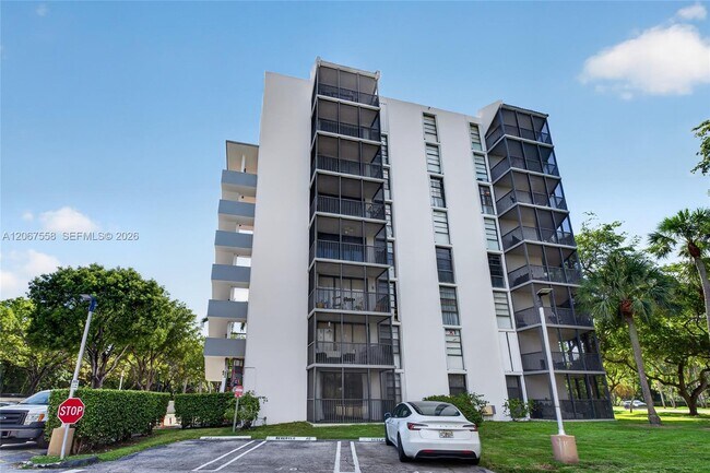 Building Photo - 3301 N Country Club Dr