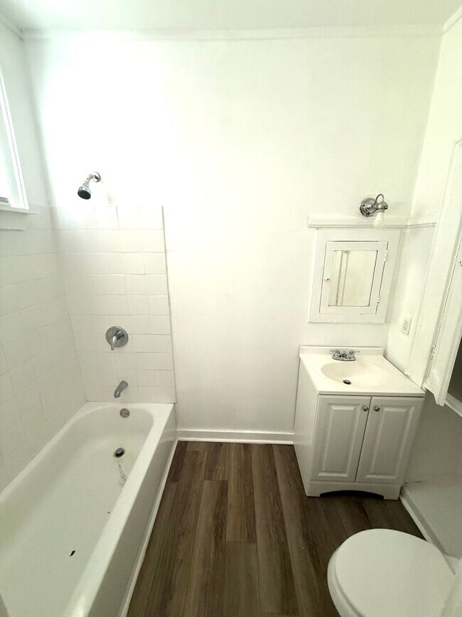 Building Photo - ** 2 Bed 2 bath located close to downtown ** Call 334-366-9198 to schedule a self tour