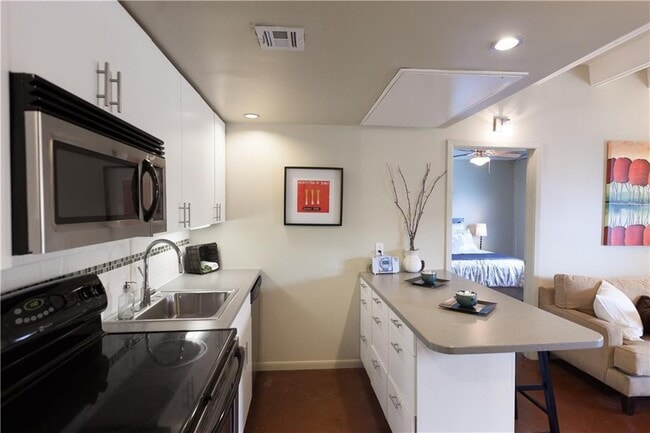 Building Photo - 2408 Leon St