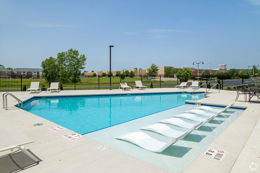 Outdoor Pool - Limestone Ridge Apartments