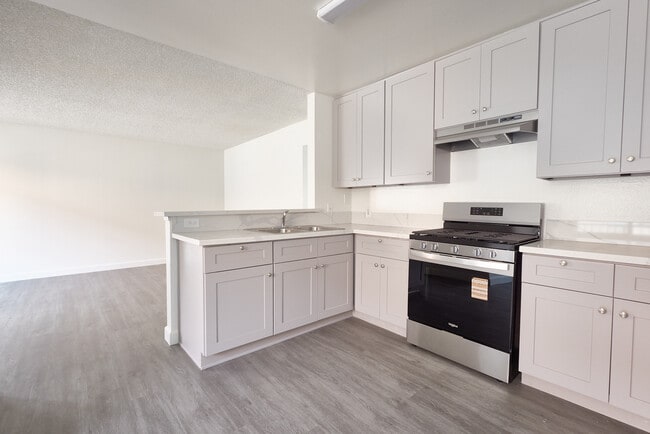 Building Photo - 4619 Rosewood Ave