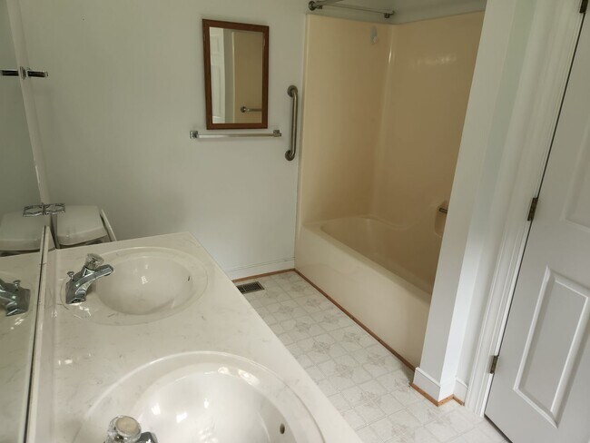 Building Photo - Chesterfield-Winterpock Area- Custom 3 Bed...