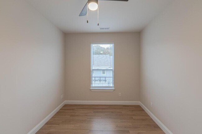 Building Photo - 1741 Arbor Hls Dr SE