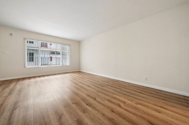 Building Photo - 2 bed 1 Bath Available Now