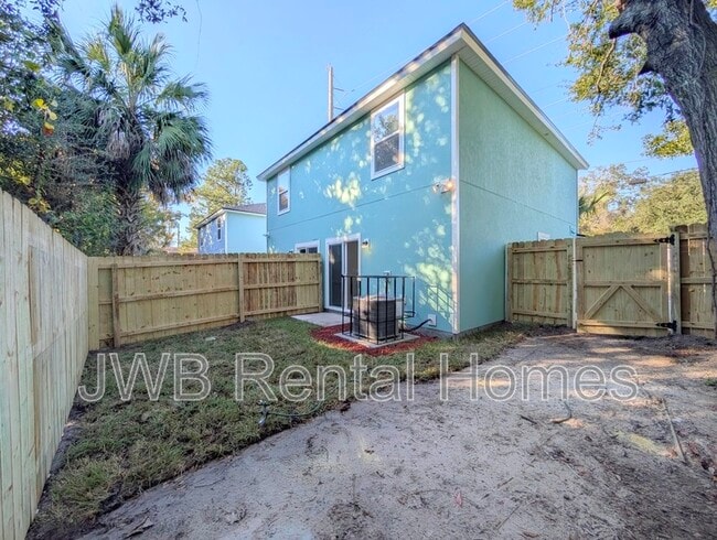 Building Photo - 843 Bridier St