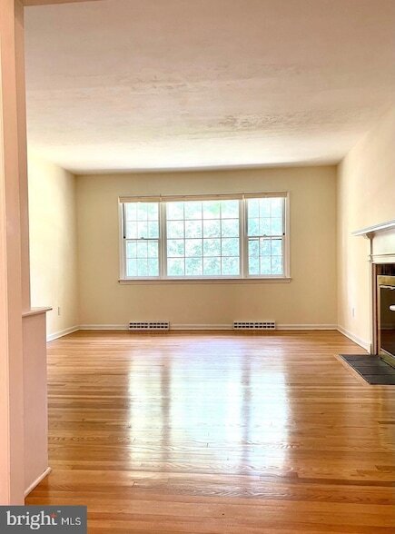 Building Photo - 33 Monroe Ln