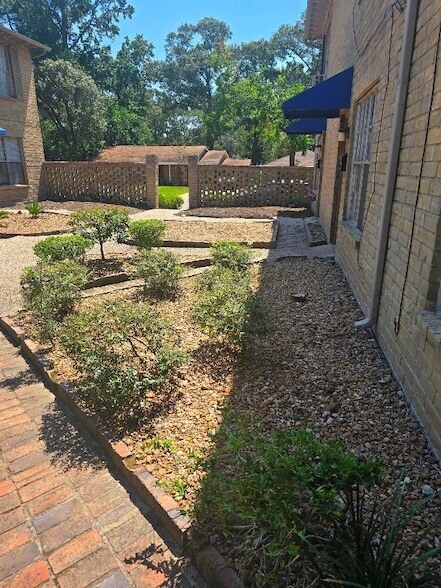 Building Photo - 600 Hilliard St