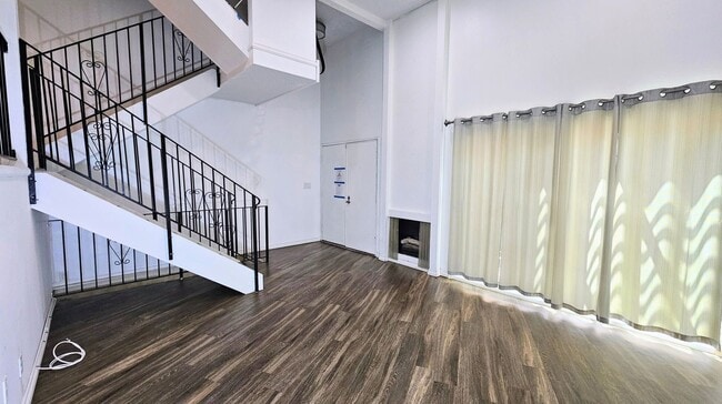 Building Photo - 1139 W Badillo St