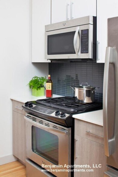 Building Photo - 320 D St